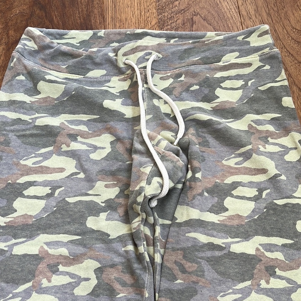 Monrow Woman’s Green Camo Joggers Size M - Picture 3 of 6